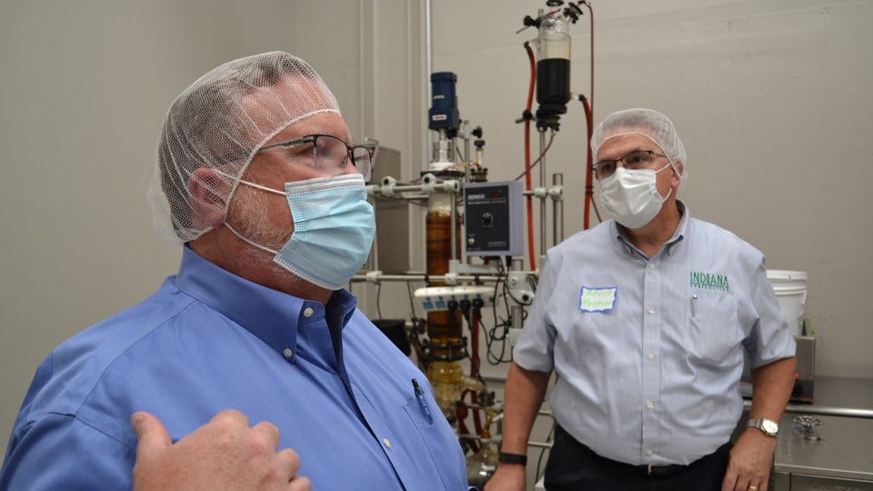 BDX VP Jeff Chinn (L) gives a tour to ISDA Director Bruce Kettler (R) (photo courtesy: Wes Mills)