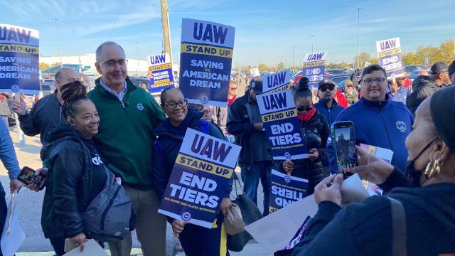 UAW Escalates Strike Against GM After Tentative Pacts With Stellantis ...