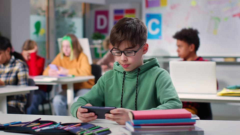 House panel advances school cellphone crackdown, revised youth social media bills