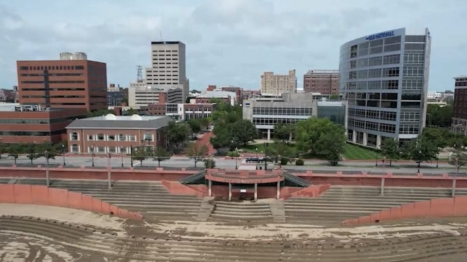 Evansville mayor highlights regional growth, shares Ohio River Vision update